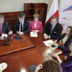 05..02.2018 Kielce. Podpisanie umowy na dofinansowanie oddziałów pediatrycznych szpitala wojewódzkiego. Dyrektor Wojewódzkiego Szpitala Zespolonego Andrzej Domański, senator Krzysztof Słoń, poseł Maria Zuba, wiceminister zdrowia Marek Tombarkiewicz, wojewoda Agata Wojtyszek i poseł Anna Krupka / Jarosław Kubalski / Radio Kielce