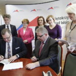 05..02.2018 Kielce. Podpisanie umowy na dofinansowanie oddziałów pediatrycznych szpitala wojewódzkiego. Wiceminister zdrowia Marek Tombarkiewicz, Dyrektor Wojewódzkiego Szpitala Zespolonego Andrzej Domański, senator Krzysztof Słoń, poseł Maria Zuba, wojewoda Agata Wojtyszek, poseł Anna Krupka i dyrektor Wydział Polityki Społecznej i Zdrowia Anna Gromska / Jarosław Kubalski / Radio Kielce