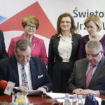 05..02.2018 Kielce. Podpisanie umowy na dofinansowanie oddziałów pediatrycznych szpitala wojewódzkiego. Wiceminister zdrowia Marek Tombarkiewicz, Dyrektor Wojewódzkiego Szpitala Zespolonego Andrzej Domański, senator Krzysztof Słoń, poseł Maria Zuba, wojewoda Agata Wojtyszek i poseł Anna Krupka / Jarosław Kubalski / Radio Kielce
