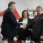 05..02.2018 Kielce. Podpisanie umowy na dofinansowanie oddziałów pediatrycznych szpitala wojewódzkiego. Wiceminister zdrowia Marek Tombarkiewicz, Dyrektor Wojewódzkiego Szpitala Zespolonego Andrzej Domański, senator Krzysztof Słoń, poseł Maria Zuba, wojewoda Agata Wojtyszek i poseł Anna Krupka / Jarosław Kubalski / Radio Kielce