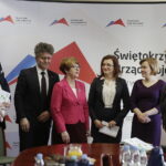 05..02.2018 Kielce. Podpisanie umowy na dofinansowanie oddziałów pediatrycznych szpitala wojewódzkiego. Wiceminister zdrowia Marek Tombarkiewicz, senator Krzysztof Słoń, poseł Maria Zuba, wojewoda Agata Wojtyszek, poseł Anna Krupka i dyrektor Wojewódzkiego Szpitala Zespolonego Andrzej Domański / Jarosław Kubalski / Radio Kielce