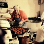 08.02.2018 Kielce. Tłusty Czwartek. Kolejka po pączki do piekarni przy ulicy Wesołej / Jarosław Kubalski / Radio Kielce