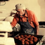 08.02.2018 Kielce. Tłusty Czwartek. Kolejka po pączki do piekarni przy ulicy Wesołej / Jarosław Kubalski / Radio Kielce