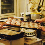 08.02.2018 Kielce. Tłusty Czwartek. Kolejka po pączki do piekarni przy ulicy Wesołej / Jarosław Kubalski / Radio Kielce