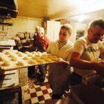 08.02.2018 Kielce. Tłusty Czwartek. Kolejka po pączki do piekarni przy ulicy Wesołej / Jarosław Kubalski / Radio Kielce