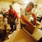 08.02.2018 Kielce. Tłusty Czwartek. Kolejka po pączki do piekarni przy ulicy Wesołej / Jarosław Kubalski / Radio Kielce