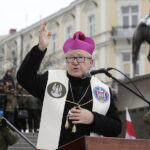 09.02.2018 Kielce. Przysięga wojskowa elewów służby przygotowawczej do Narodowych Sił Rezerwowych. Biskup Andrzej Kaleta / Jarosław Kubalski / Radio Kielce