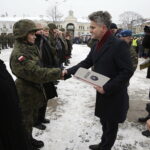 09.02.2018 Kielce. Przysięga wojskowa elewów służby przygotowawczej do Narodowych Sił Rezerwowych. Wyróżnienia dla elewów wręczył senator Krzysztof Słoń / Jarosław Kubalski / Radio Kielce