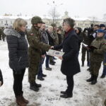 09.02.2018 Kielce. Przysięga wojskowa elewów służby przygotowawczej do Narodowych Sił Rezerwowych. Wyróżnienia dla elewów wręczył senator Krzysztof Słoń / Jarosław Kubalski / Radio Kielce