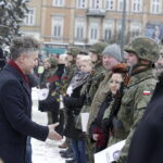 09.02.2018 Kielce. Przysięga wojskowa elewów służby przygotowawczej do Narodowych Sił Rezerwowych. Wyróżnienia dla elewów wręczył senator Krzysztof Słoń / Jarosław Kubalski / Radio Kielce