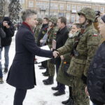 09.02.2018 Kielce. Przysięga wojskowa elewów służby przygotowawczej do Narodowych Sił Rezerwowych. Wyróżnienia dla elewów wręczył senator Krzysztof Słoń / Jarosław Kubalski / Radio Kielce