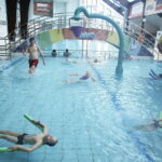 12.02.018 Nowiny. Basen Perła. Ferie. Szkółka pływacka dla dzieci zorganizowana przez TVP3 Kielce / Jarosław Kubalski / Radio Kielce