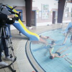 12.02.018 Nowiny. Basen Perła. Ferie. Szkółka pływacka dla dzieci zorganizowana przez TVP3 Kielce / Jarosław Kubalski / Radio Kielce