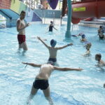 12.02.018 Nowiny. Basen Perła. Ferie. Szkółka pływacka dla dzieci zorganizowana przez TVP3 Kielce / Jarosław Kubalski / Radio Kielce