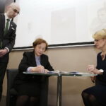 14.02.2018 Kielce. Przystanek Historia. IPN wzbogacił się o zbiory rodzinne trzech oficerów Obwodu AK Sandomierz. Zofia Kuśnierz-Misiak - córka podporucznika Jana Kuśnierza"Myszy" i naczelnik kieleckiej delegatury IPN dr Dorota Koczwańska-Kalita. / Jarosław Kubalski / Radio Kielce