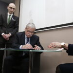 14.02.2018 Kielce. Przystanek Historia. IPN wzbogacił się o zbiory rodzinne trzech oficerów Obwodu AK Sandomierz. Jerzy Kapka - wnuk kapitana Tadeusza Kucharskiego "Rzewuskiego" i naczelnik kieleckiej delegatury IPN dr Dorota Koczwańska-Kalita / Jarosław Kubalski / Radio Kielce