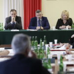 15.02.2018 Końskie. Nadzwyczajna sesja rady powiatu w sprawie podwyżek dla lekarzy szpitala powiatowego. Wiceprzewodniczący rady Jarosław Lasota, przewodniczący Marian Król i wiceprzewodnicząca Marianna Michalska / Jarosław Kubalski / Radio Kielce