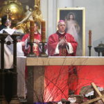 16.02.2018 Droga Krzyżowa z Nowej Słupi na Święty Krzyż w intencji trzeźwości. Biskup Jan Piotrowski / Jarosław Kubalski / Radio Kielce