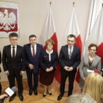 19.02.2018 Kielce Nowy sprzęt dla OSP. Konferencja w Urzędzie Wojewódzkim. Poseł Bogdan Latosiński, senator Krzysztof Słoń, poseł Andrzej Kryj, poseł Maria Zuba, Minister Sprawiedliwości Zbigniew Ziobro, wojewoda Agata Wojtyszek i senator Jarosław Rusiecki / Jarosław Kubalski / Radio Kielce