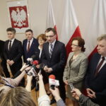 19.02.2018 Kielce Nowy sprzęt dla OSP. Konferencja w Urzędzie Wojewódzkim. Poseł Bogdan Latosiński, senator Krzysztof Słoń, poseł Andrzej Kryj, poseł Maria Zuba, Minister Sprawiedliwości Zbigniew Ziobro, wojewoda Agata Wojtyszek i senator Jarosław Rusiecki / Jarosław Kubalski / Radio Kielce