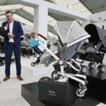 21.02.2018 Kielce. IX Międzynarodowe Targi Zabawek i Artykułów dla Matki i Dziecka KIDS’ TIME. Wózek Aston Martin / Jarosław Kubalski / Radio Kielce