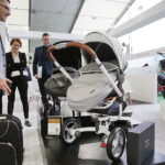 21.02.2018 Kielce. IX Międzynarodowe Targi Zabawek i Artykułów dla Matki i Dziecka KIDS’ TIME. Wózek Aston Martin / Jarosław Kubalski / Radio Kielce