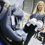 21.02.2018 Kielce. IX Międzynarodowe Targi Zabawek i Artykułów dla Matki i Dziecka KIDS’ TIME. Fotelik z poduszkami powietrznymi / Jarosław Kubalski / Radio Kielce