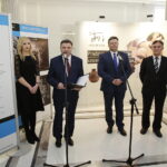 28.02.2018 Warszawa. Sejm RP. Otwarcie wystawy Krzemionki – pradziejowe kopalnie krzemienia pasiastego w drodze do UNESCO. Poseł PiS Andrzej Kryj, Starosta ostrowiecki Zbigniew Duda i Włodzimierz Szczałuba  – dyrektor Muzeum Historyczno-Archeologicznego / Jarosław Kubalski / Radio Kielce