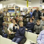 25.11.2017 Kielce. EMPiK w Galerii korona. Spotkanie z Grzegorzem Tkaczykiem, Wojciechem Demusiakiem i Dariuszem Faronem  autorami autobiografii Grzegorza Tkaczyka "Niedokończona gra" / Jarosław Kubalski / Radio Kielce