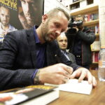 25.11.2017 Kielce. EMPiK w Galerii korona. Spotkanie z Grzegorzem Tkaczykiem, Wojciechem Demusiakiem i Dariuszem Faronem  autorami autobiografii Grzegorza Tkaczyka "Niedokończona gra" / Jarosław Kubalski / Radio Kielce