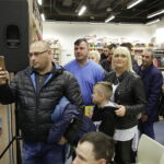 25.11.2017 Kielce. EMPiK w Galerii korona. Spotkanie z Grzegorzem Tkaczykiem, Wojciechem Demusiakiem i Dariuszem Faronem  autorami autobiografii Grzegorza Tkaczyka "Niedokończona gra" / Jarosław Kubalski / Radio Kielce