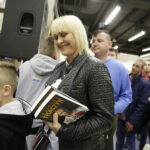 25.11.2017 Kielce. EMPiK w Galerii korona. Spotkanie z Grzegorzem Tkaczykiem, Wojciechem Demusiakiem i Dariuszem Faronem  autorami autobiografii Grzegorza Tkaczyka "Niedokończona gra" / Jarosław Kubalski / Radio Kielce