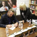 25.11.2017 Kielce. EMPiK w Galerii korona. Spotkanie z Grzegorzem Tkaczykiem, Wojciechem Demusiakiem i Dariuszem Faronem  autorami autobiografii Grzegorza Tkaczyka "Niedokończona gra" / Jarosław Kubalski / Radio Kielce