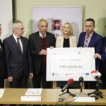 16.02.2018 Kielce. Politechnika Świętokrzyska. Konferencja w sprawie dofinansowania z Narodowego Centrum Badań i Rozwoju. Wicewojewoda Andrzej Bętkowski, ekspert PśK dr inż. Grzegorz Słoń, rektor Wiesław Trąmpczyński, doradca Wiceprezesa Rady Ministrów Renata Janik, poseł Michał Cieślak i poseł Andrzej Kryj / Jarosław Kubalski / Radio Kielce
