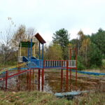 Otoczenie Cedzyny. Zniszczony plac zabaw / Marzena Mąkosa / Radio Kielce