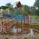 Otoczenie Cedzyny. Zniszczony plac zabaw / Marzena Mąkosa / Radio Kielce