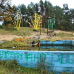 Otoczenie Cedzyny. Zniszczony plac zabaw / Marzena Mąkosa / Radio Kielce