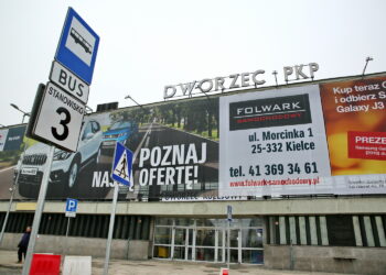 Zmiany organizacji ruchu na Placu Niepodległości przed dworcem PKP / Marzena Mąkosa / Radio Kielce