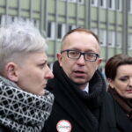 Konferencja PO ws powołania prof Chazana na konsultanta wojewódzkiego ds ginekologii.  Na zdjęciu: Agata Wojda - radna PO, Artur Gierada - poseł na sejm RP i Marzena Okła - Drenowicz - posłanka PO / Marzena Mąkosa / Radio Kielce