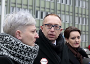 Konferencja PO ws powołania prof Chazana na konsultanta wojewódzkiego ds ginekologii.  Na zdjęciu: Agata Wojda - radna PO, Artur Gierada - poseł na sejm RP i Marzena Okła - Drenowicz - posłanka PO / Marzena Mąkosa / Radio Kielce