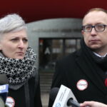 Konferencja PO ws powołania prof Chazana na konsultanta wojewódzkiego ds ginekologii. Na zdjęciu: Agata Wojda - radna PO i Artur Gierada - poseł na sejm RP / Marzena Mąkosa / Radio Kielce