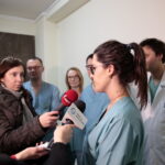 Pierwsze ogólnopolskie warsztaty laparoskopii ginekologicznej dla młodych ginekologów onkologów w Świętokrzyskim Centrum Onkologii. Na zdjęciu: Aleksandra Strojna - lekarz z kliniki Ginekologii Operacyjnej Onkologicznej w Szczecinie udzielająca wywiadu Iwonie Murawskiej - reporterce Radia Kielce  / Marzena Mąkosa / Radio Kielce