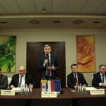 Komisja ds Polski Wschodniej Związku Województw RP w hotelu Tęczowy Młyn. Na zdjęciu: Jerzy Cypryś - Przewodniczący Sejmiku Województwa Podkarpackiego, Jan Bobek - Przewodniczący Sejmiku Województwa Warmińsko - Mazurskiego, Adam Jarubas - Marszałek Województwa Świętokrzyskiego, Przewodniczący Komisji ds. Polski Wschodniej ZWRP, Jerzy Leszczyński - Marszałek Województwa Podlaskiego i Grzegorz Kapusta - Wicemarszałek Województwa Lubelskiego / Marzena Mąkosa / Radio Kielce