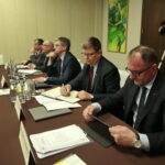 Komisja ds Polski Wschodniej Związku Województw RP w hotelu Tęczowy Młyn. Na zdjęciu: Jerzy Cypryś - Przewodniczący Sejmiku Województwa Podkarpackiego, Jan Bobek - Przewodniczący Sejmiku Województwa Warmińsko - Mazurskiego, Adam Jarubas - Marszałek Województwa Świętokrzyskiego, Przewodniczący Komisji ds. Polski Wschodniej ZWRP, Jerzy Leszczyński - Marszałek Województwa Podlaskiego i Grzegorz Kapusta - Wicemarszałek Województwa Lubelskiego  / Marzena Mąkosa / Radio Kielce