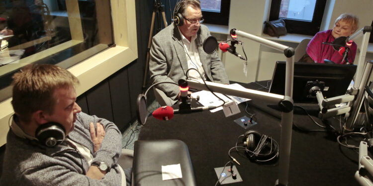 Punkty widzenia. Na zdjęciu: Leszek Smorąg - specjalista onkolog-ginekolog z ŚCO, Zdzisław Kałamaga - rzecznik kieleckiej delegatury Najwyższej Izby Kontroli i Halina Cecot - honorowy prezes Świętokrzyskiego Klubu Amazonki / Marzena Mąkosa / Radio Kielce