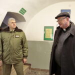 Żołnierze na Świętym Krzyżu. Po prawej: ojciec Zygfryd Wiecha / Marzena Mąkosa / Radio Kielce