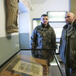 Żołnierze na Świętym Krzyżu. Po prawej płk Paweł Chabielski / Marzena Mąkosa / Radio Kielce