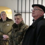 Żołnierze na Świętym Krzyżu. Po prawej ojciec Zygfryd Wiecha  / Marzena Mąkosa / Radio Kielce