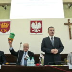 Zmiany w systemie segregowania odpadów. Na zdjęciu: Daniel Krysztofiak - Dyrektor ds. operacyjnych ENERIS Surowce S.A., Czesław Gruszewski - Zastępca Prezydenta miasta Kielce, Adam Rogaliński - Zastępca Dyrektora Wydziału Usług Komunalnych i Zarządzania Środowiskiem, Ewelina Nartowska - Kierownik Referatu Gospodarki Odpadami Komunalnymi Wydziału Usług Komunalnych i Zarządzania Środowiskiem  / Marzena Mąkosa / Radio Kielce