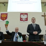 Zmiany w systemie segregowania odpadów. Na zdjęciu: Daniel Krysztofiak - Dyrektor ds. operacyjnych ENERIS Surowce S.A., Czesław Gruszewski - Zastępca Prezydenta miasta Kielce, Adam Rogaliński - Zastępca Dyrektora Wydziału Usług Komunalnych i Zarządzania Środowiskiem, Ewelina Nartowska - Kierownik Referatu Gospodarki Odpadami Komunalnymi Wydziału Usług Komunalnych i Zarządzania Środowiskiem  / Marzena Mąkosa / Radio Kielce